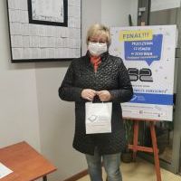 Czytelniczka odbierająca nagrodę.