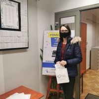 Czytelniczka odbierająca nagrodę.