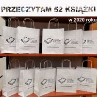 Na fotografii widoczny regał na którym stoi dziesięć papierowych torebek z nadrukowanym logiem Gminnej Biblioteki Publicznej w Godowie. Na górze zdjęcia widnieje treść: Przeczytam pięćdziesiąt dwie książki w 2020 roku.