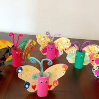 Motyle wykonane z papieru przez dzieci.